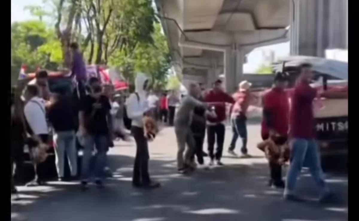Peternak rakyat Sulsel membagikan ayam dan telur gratis di Pettarani Makassar sebagai protes atas anjloknya harga telur dan tingginya biaya. (Dok.Threads@info_makassar)