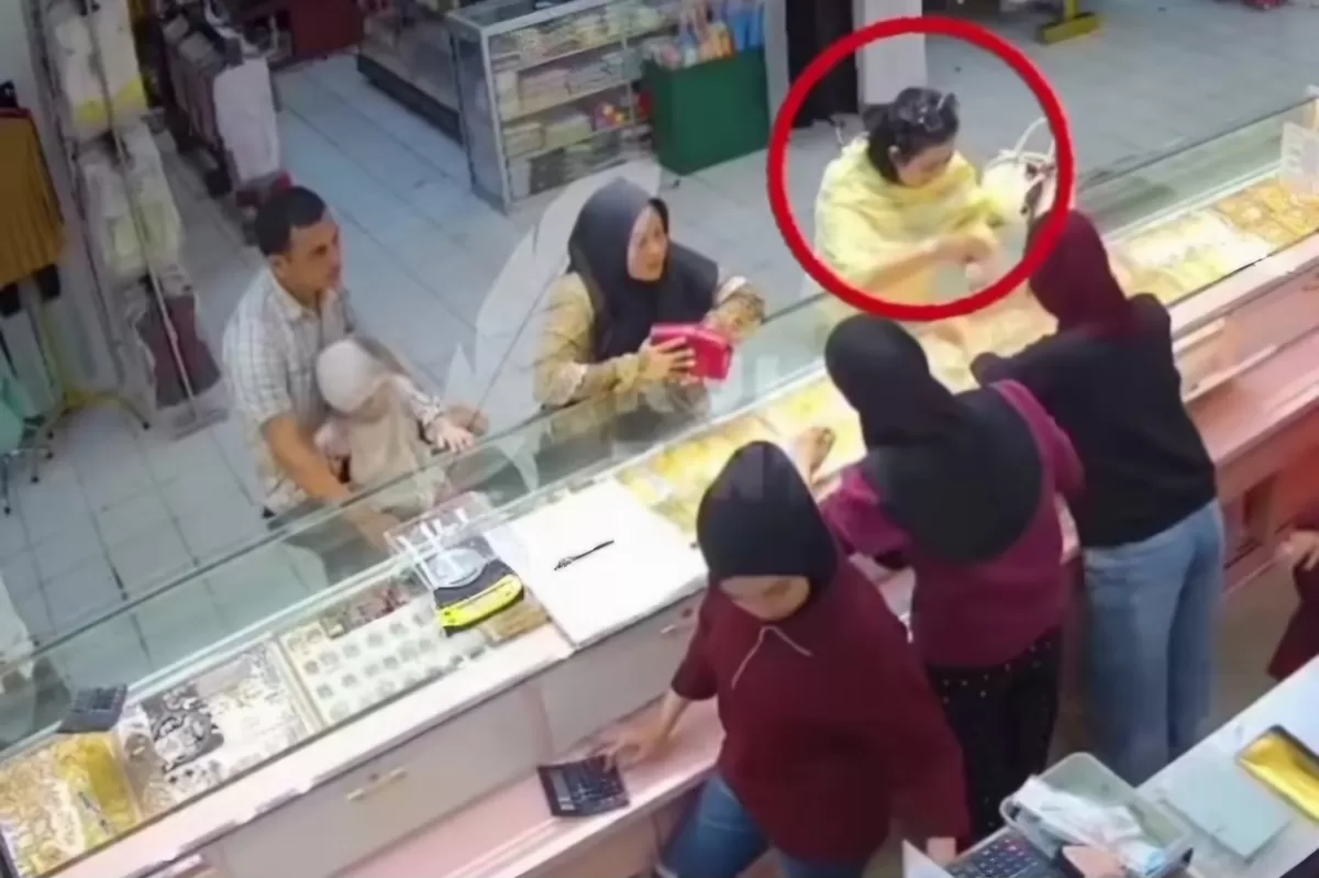 Foto: Emak-emak asal Pontianak, AM (49) yang lingkaran merah, diduga mencuri gelang emas 50,92 gram di Samarinda dan ditangkap di apartemen Panakkukang, Makassar. (Dok.Instagram@volkslab)