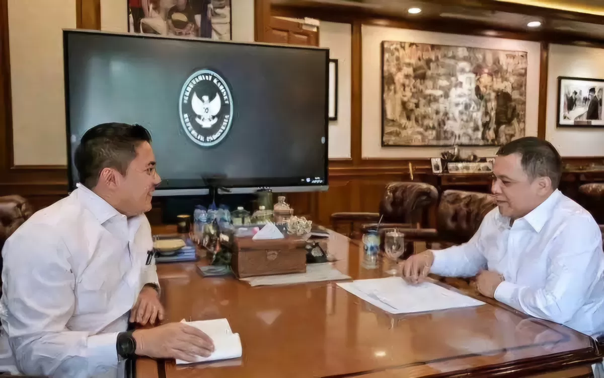 FOTO: Tampak Haji Isam berkunjung ke Sekretariat Kabinet menemui Seskab Teddy guna membahas investasi, hilirisasi pertambangan, dll, pada 9 Agustus 2026 lalu. (Dok.Threads@marcellynoasmara)