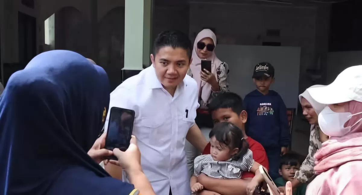 Seskab Teddy Indra Wijaya masuk tiga besar pejabat dengan penilaian kinerja positif versi survei IPO, dan posisi kedua dari popularitas . (Dok.Setpres)