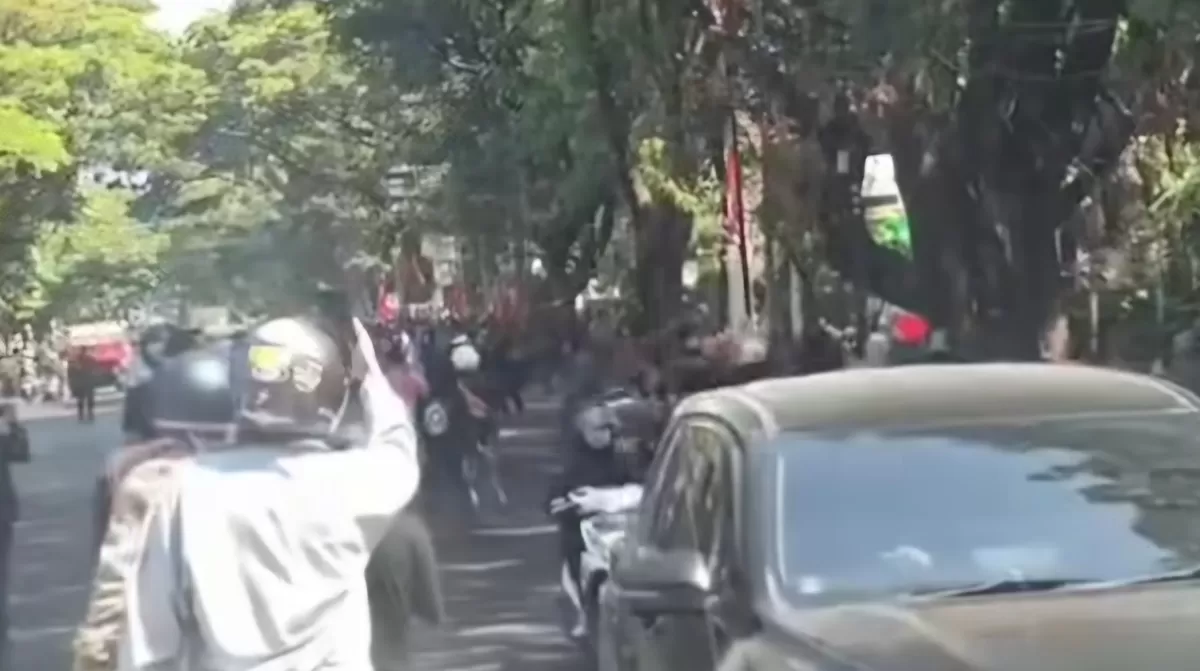 Aksi mahasiswa Papua di Makassar diwarnai kericuhan di Jalan Sultan Alauddin. Pemicu dan identitas pihak terlibat masih menunggu konfirmasi. (Dok.MetroSelebes.com/Fir)