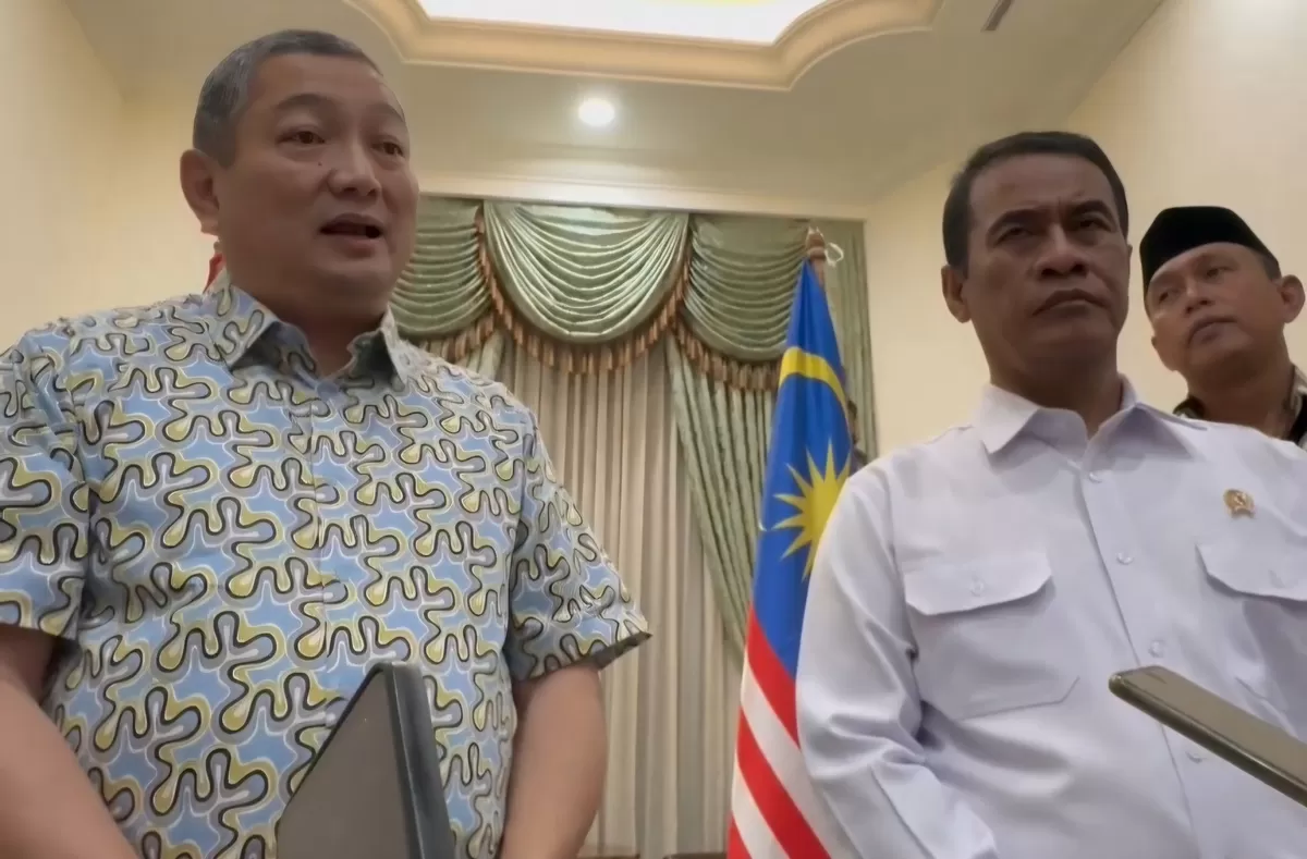 FOTO: Tampak Mentan Andi Amran Sulaiman (kanan) dan perwakilan dagang Malaysia, menyepakati ekspor 200 ribu ton beras premium ke Malaysia, diawali pengiriman 1.000 ton melalui Entikong. (Dok.Setpres)