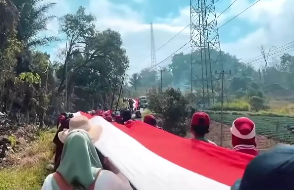 Warga Baroko, Enrekang, mengarak Merah Putih sepanjang 100 meter, menegaskan semangat nasionalisme Sulsel di tengah isu simbol separatis. (Dok.Threads@kasitau_makassar)