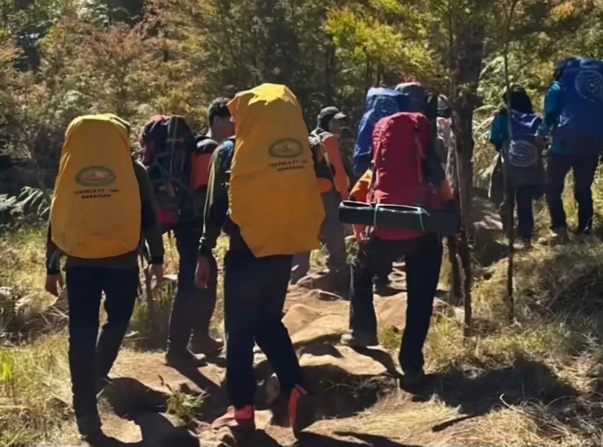 2.557 pendaki terdata di Gunung Bawakaraeng ikuti HUT ke-81 RI. Basarnas Makassar siagakan 211 personel, tempat sewa Bro Outdoor laris manis. (Dok.Instagram@makassar_info)
