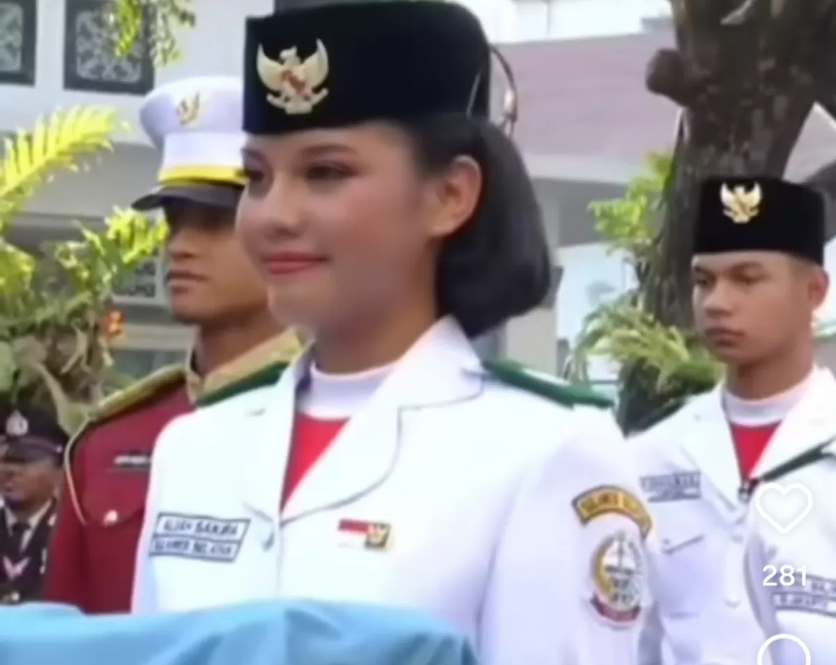 Siswi SMAN 14 Makassar Aliah Sakira dipercaya membawa baki saat penurunan bendera HUT ke-80 RI di Istana Negara. (Dok.Instagram@radiovenus_makassar)