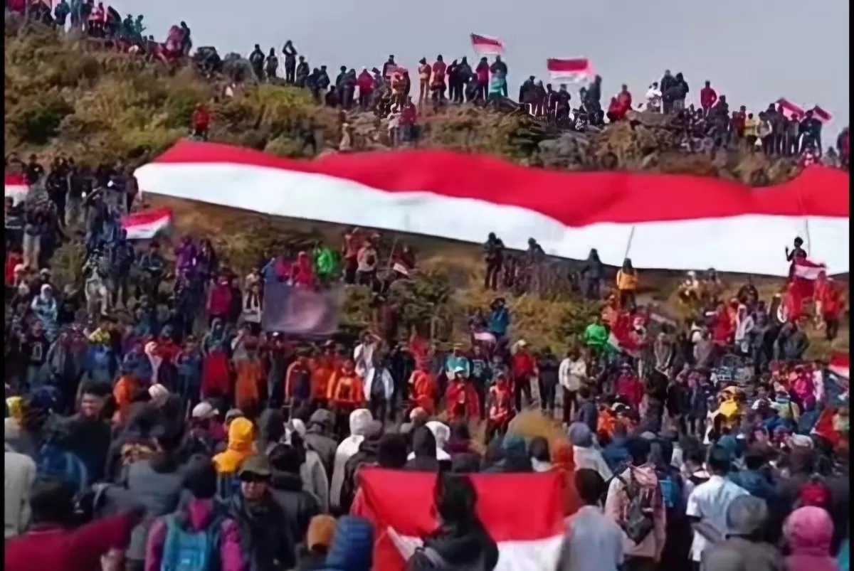 Ribuan pendaki memeriahkan HUT ke-81 RI di Gunung Bawakaraeng dengan mengibarkan dan membentangkan bendera Merah Putih berukuran panjang di kawasan puncak. (Dok.Instagram@makassarhitkekinian)