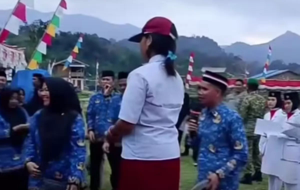 Kisah Elva, siswi SD di Mamasa, viral setelah berjalan kaki 1 kilometer demi menghadiri Upacara Penurunan Bendera HUT ke-81 RI. (Dok.Instagram@Batak_Pos)