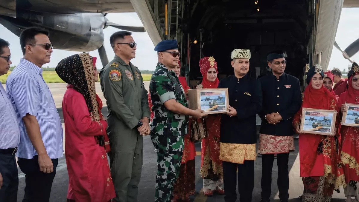Warga Sumbar mengirim 5 ton rendang untuk korban gempa NTT sebagai wujud solidaritas. Pengiriman perdana sebanyak 700 kilogram. (Dok.Instagram@fakta_indo)