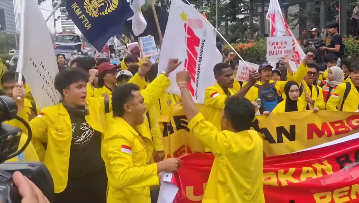BEM UI menyuarakan 8 tuntutan dalam aksi di Bundaran HI, mulai dari penghentian KKN, penurunan harga BBM hingga tolak intervensi TNI-Polri di ranah sipil. (Dok.Threads@jaketkulitra)