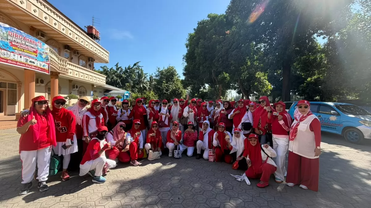 42 emak-emak Wali Kesorga Makassar tampil kompak dengan busana merah putih saat rekreasi ke Pantai Galesong menggunakan dua truk TNI. (Dok.Metroselebes.com/Keyla)