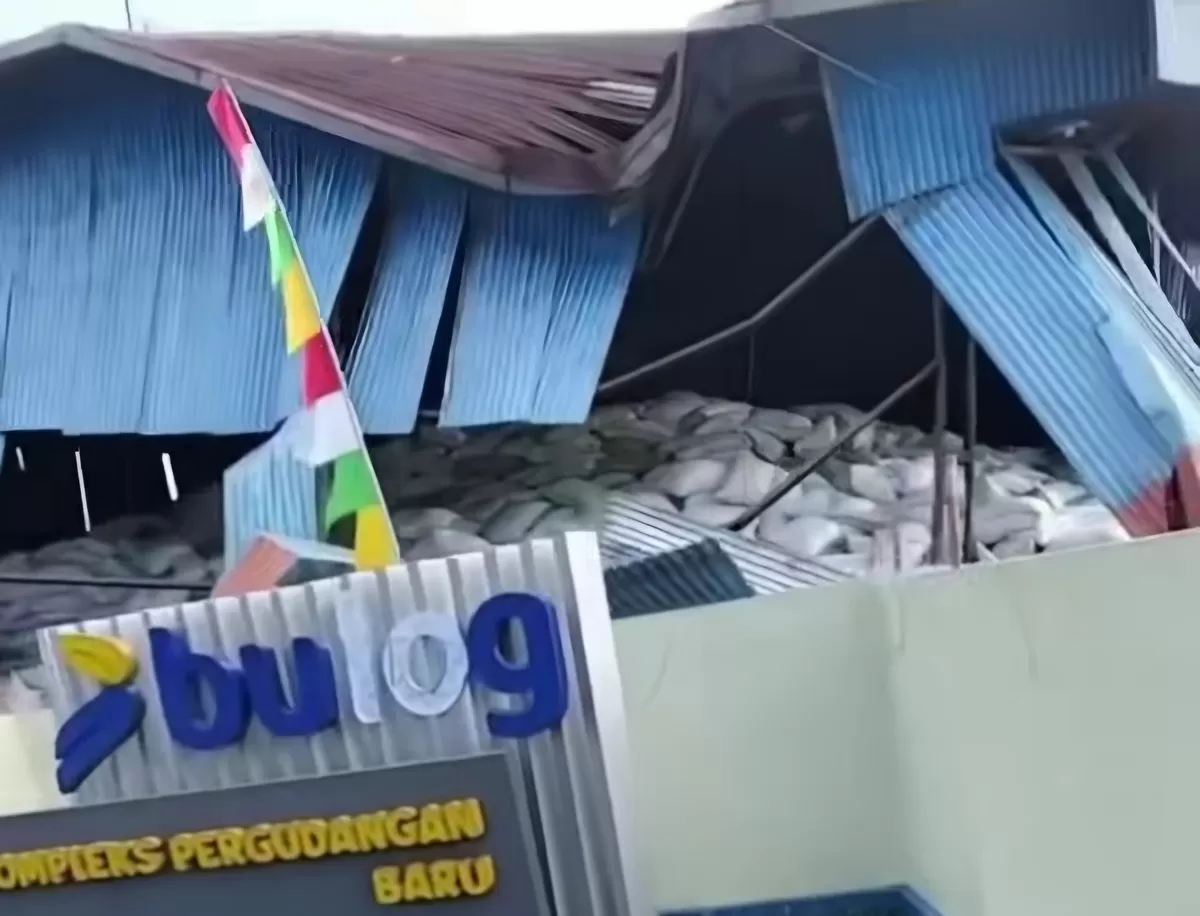FOTO: Tampak dinding gudang Bulog roboh, warga Ruteng memilih menjaga beras Bulog yang gudangnya rusak akibat gempa NTT M7,7. Tak ada penjarahan di tengah situasi darurat. (Dok.Threads@infonesiaku.id)