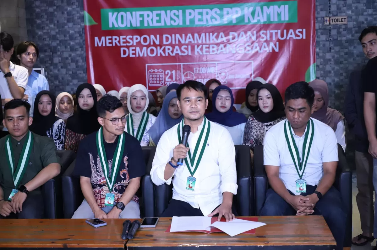 FOTO: Tampak Ketua KAMMI Amri Akbar (tengah) menolak provokasi jelang rencana aksi AMPB di Gedung DPR RI dan menyerukan penyampaian aspirasi secara damai serta menjaga persatuan. (Dok.Promedia grup)