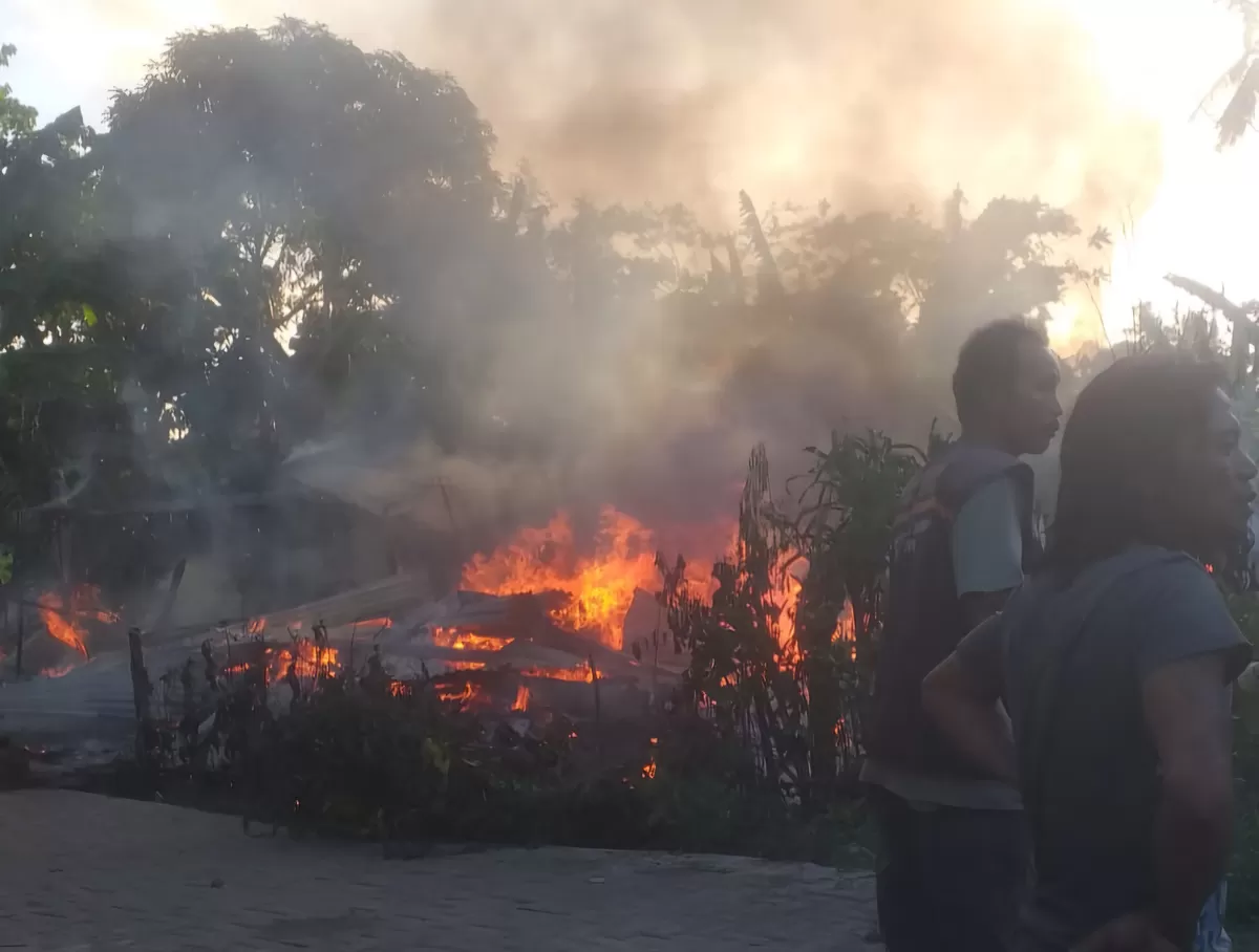 Rumah warga di Bijawang, Bulukumba, ludes terbakar diduga setelah ditinggal memasak. Emas, uang Rp3 juta, dan dua kendaraan ikut hangus. (Dok.Metroselebes.com/Ris)