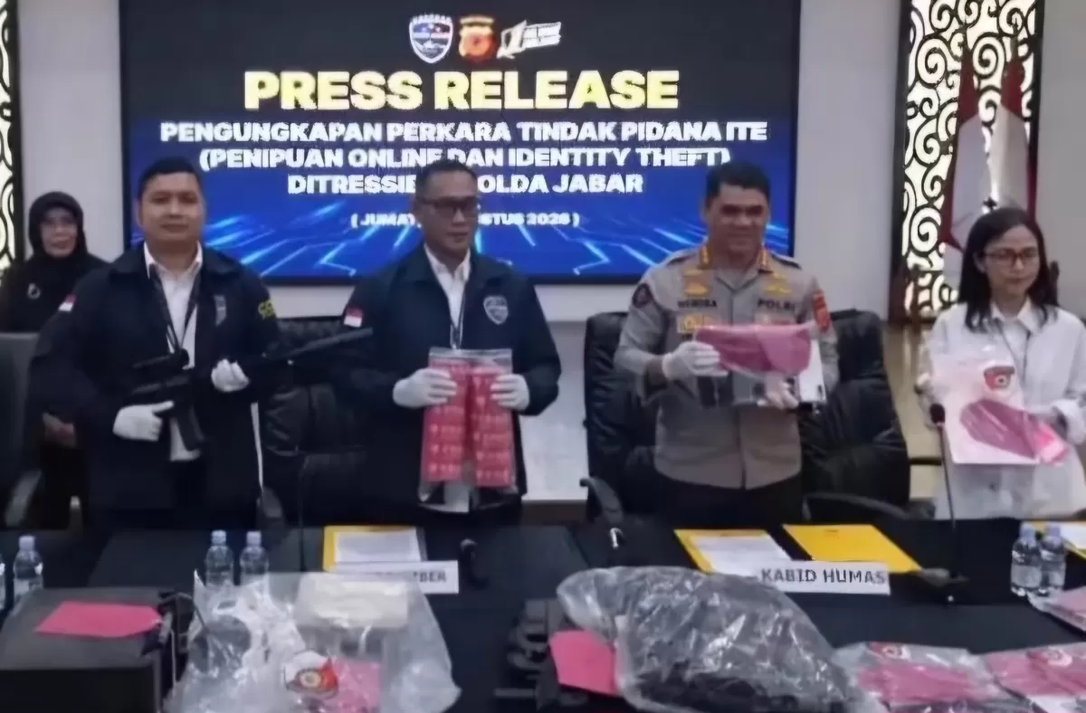 FOTO: Tampak konferensi pers Polda Jabar, membongkar jaringan penipuan online Pancasona Family di Sidrap. 12 orang ditetapkan tersangka, kerugian korban Rp40,2 juta. (Dok.Instagram_makassar_info)