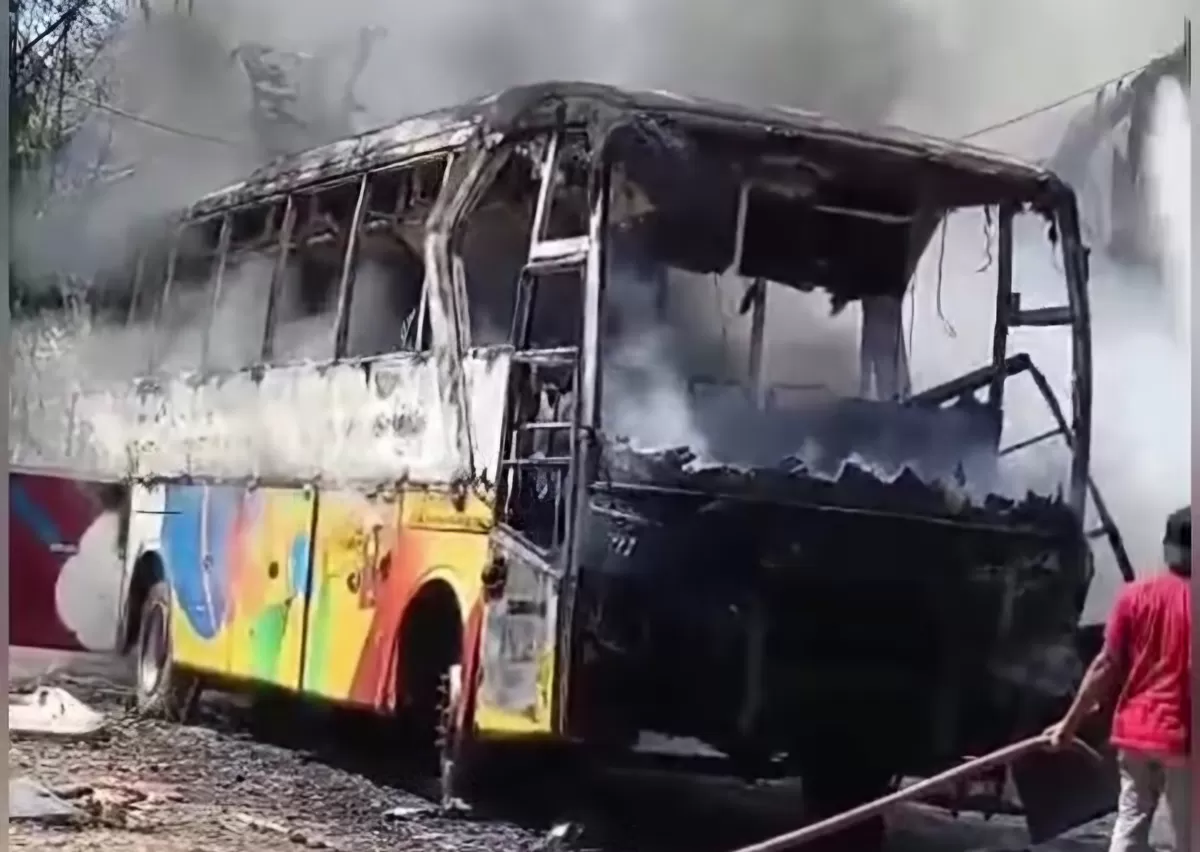 Bus PO Litha &amp; Co terbakar di depan SMAN 5 Makassar, Rabu siang. Siswa dan warga panik berhamburan saat api membesar. (Dok.Threads@warga)