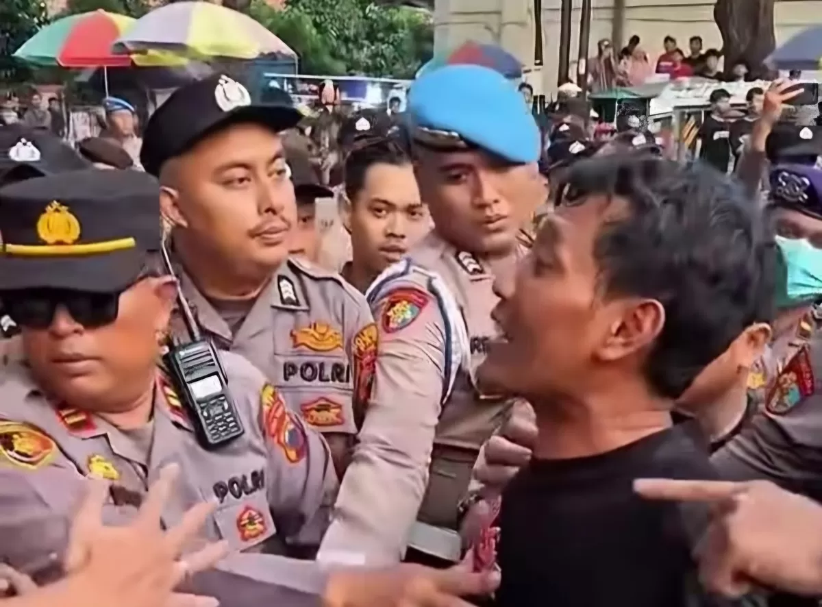 FOTO: Tampak demonstran bersitegang dengan aparat. Polisi mengamankan 65 orang dan menyita 201 botol molotov terkait dugaan rencana kerusuhan di tengah aksi demo 27 Agustus. (Dok.Metroselebes.com/Ade)
