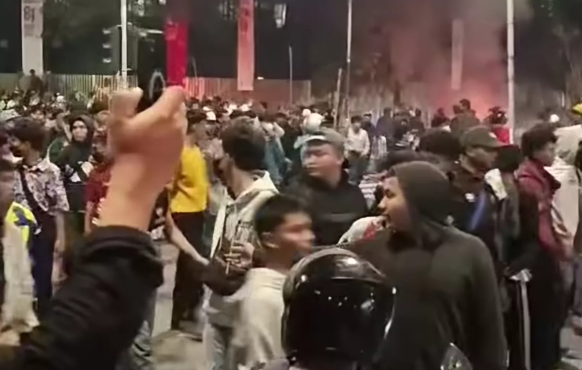  Bentrokan di Pejompongan memanas setelah motor dibakar dan massa dibubarkan polisi. Kericuhan turut melumpuhkan lalu lintas dan ganggu perjalanan KRL.  (Dok.Threads@prithawibisono)