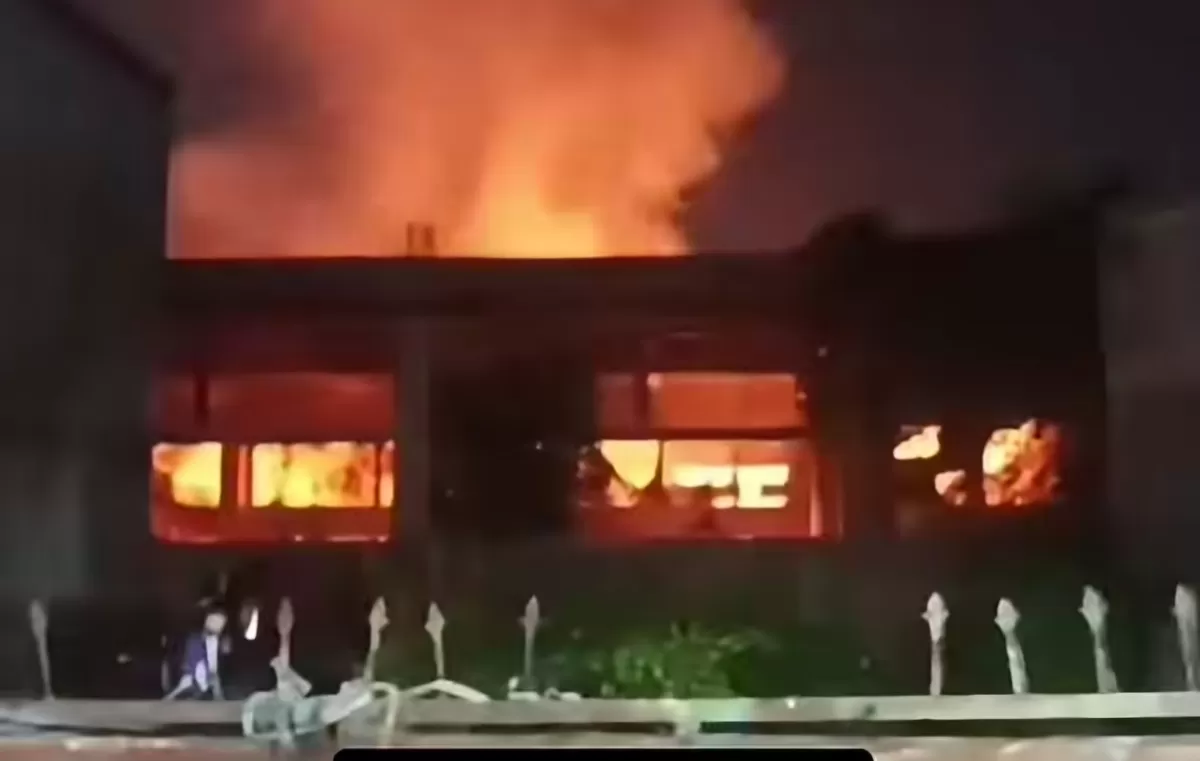 FOTO: Tampak kebakaran melanda bangunan proyek Fakultas Teknik UNM Parang Tambung, Makassar, Kamis malam. Tidak ada korban dan penyebab masih diselidiki. (Dok. MetroSelebes.com/Firman)