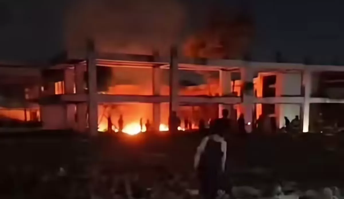 FOTO: Tampak sampah dibakar. Fakultas Teknik UNM mengklarifikasi insiden kebakaran di area kampus. Api disebut hanya membakar tumpukan sampah kering, bukan gedung. (Dok.Instagram@makassar_info)