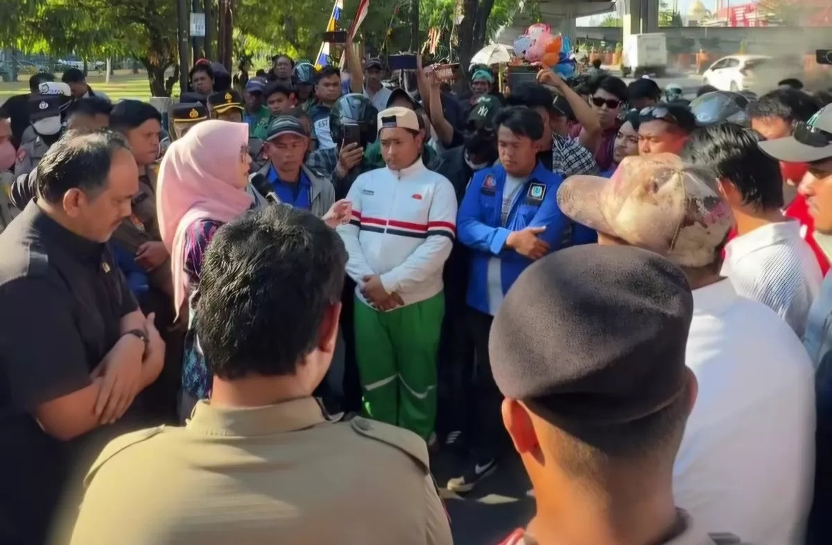 FOTO: Tampak Ketua DPRD Sulsel memakai hijab pink saat  menerima aspirasi pekerja maritim dan menyiapkan RDP bersama PT Pelni untuk membahas hak serta kesejahteraan buruh. (Dok.Humas DPRD Sulsel)