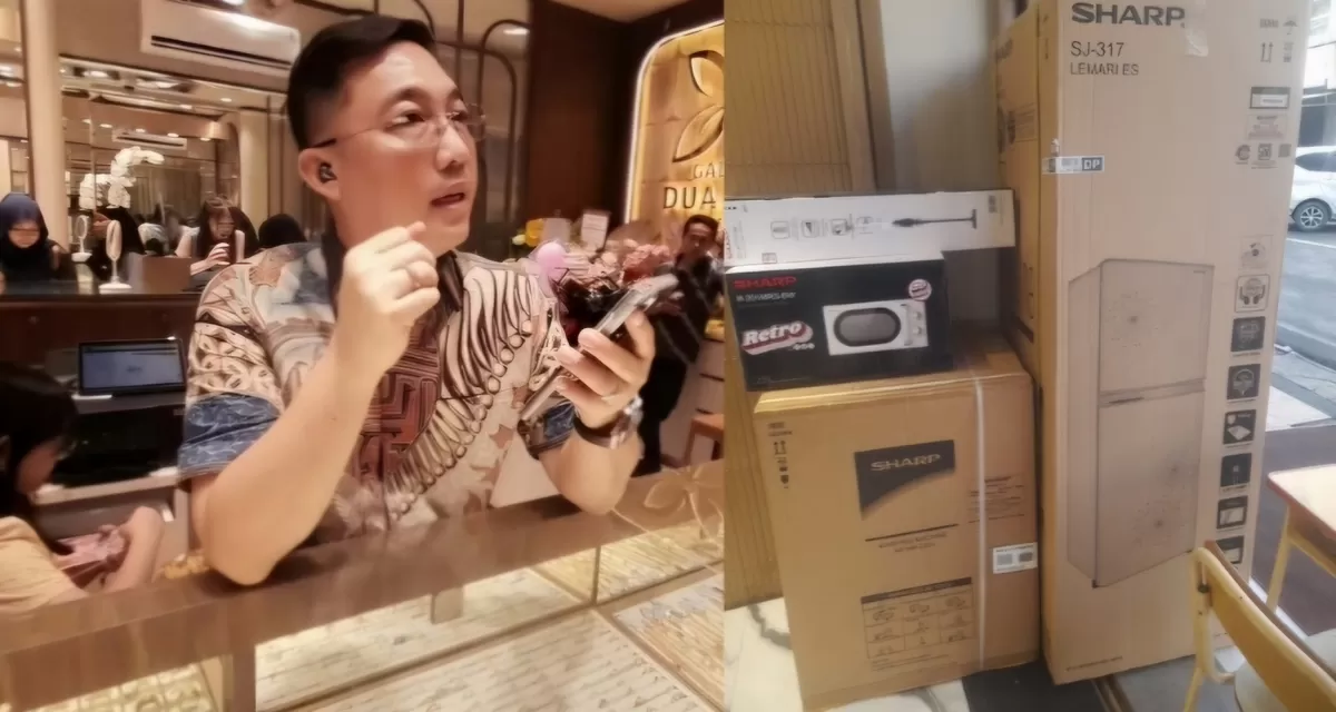 FOTO: Tampak lapak emas dan hadiah (kanan). Toko Emas Dua-Dua Makassar menggelar undian berhadiah untuk menarik pembeli di tengah lesunya perdagangan emas Somba Opu sejak 2025. (Dok.Metroselebes.com/Key)