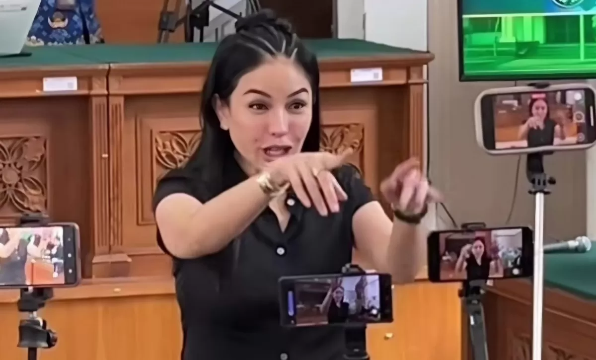 Nikita Mirzani menang di tingkat banding dalam perkara PMH. Klaim kerugian Rp244 miliar Reza Gladys dinilai tak terbukti. (Dok.Instagram@lambejulit22)