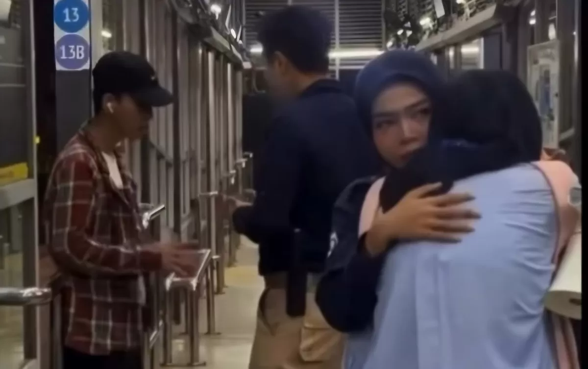 FOTO: Tangkapan layar Threads Lambegosip, terduga pria yang buka ritsleting (kiri) dan korban (kanan) sedang histeris ditenangkan penumpang lainnya, terduga diamankan petugas bus. (Dok.Threads@lambegosip)