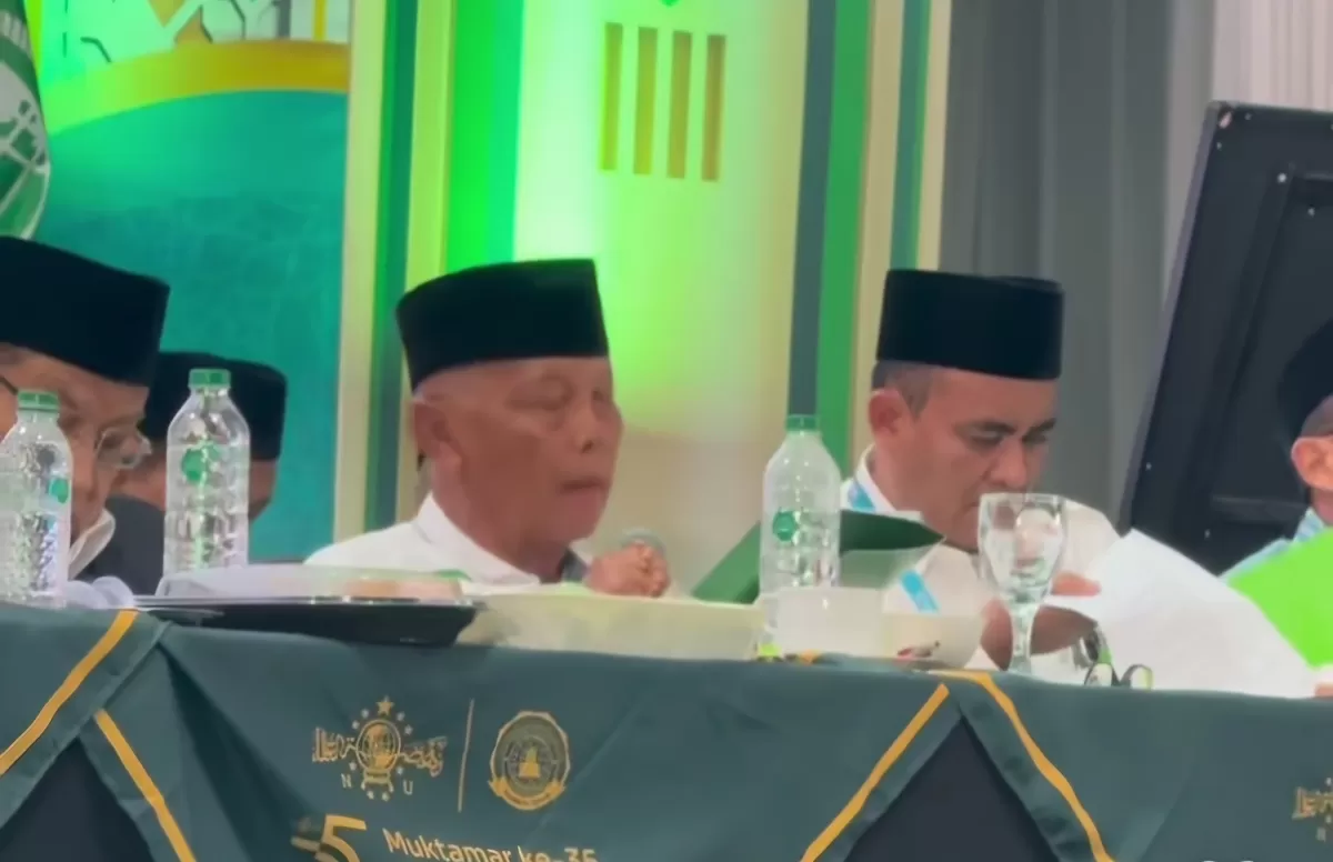 Kiai Said Aqil Siroj memberi dua jempol atas terpilihnya kembali KH Miftachul Akhyar sebagai Rais Aam PBNU periode 2026-2031. (Dok.Metroselebes.com/Anto Jr)
