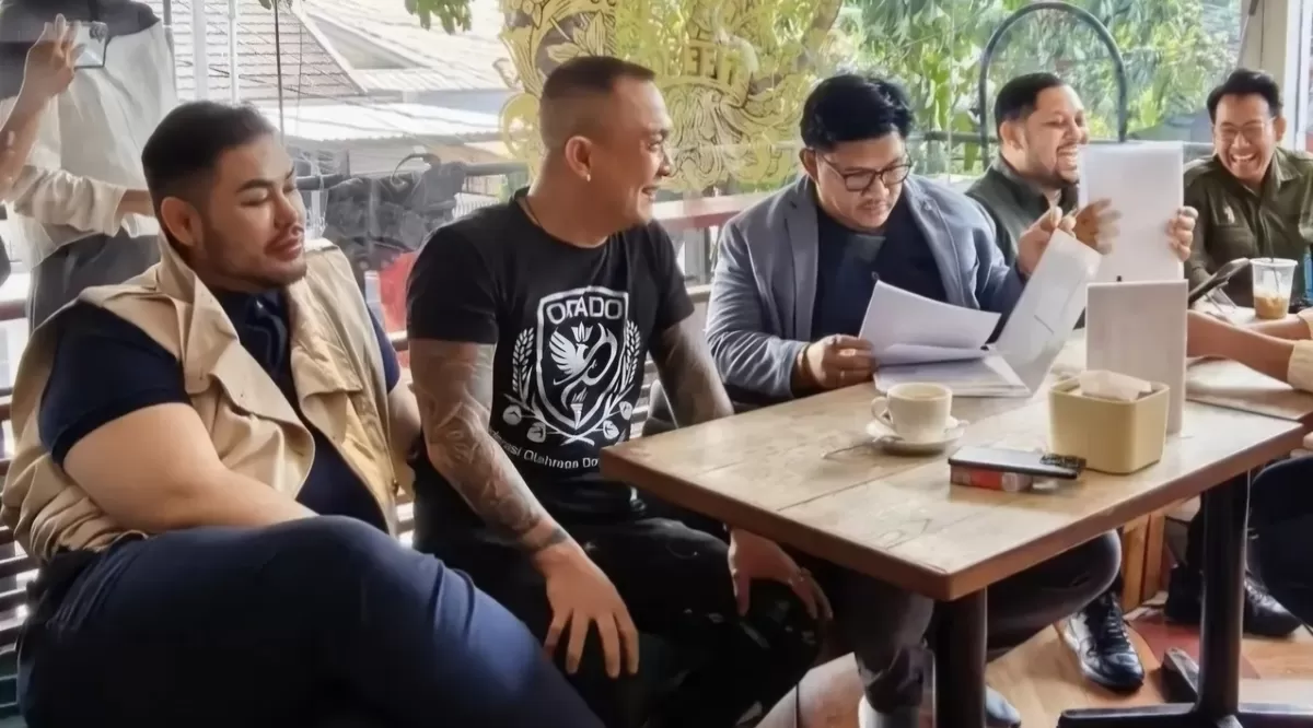 FOTO: Tampak Jhon LBF (kiri) kedua setelah Ivan, siap menanggung Rp3,5 miliar kerugian dalam kasus Ruben Onsu dan berharap perkara dugaan penipuan berakhir secara damai. (Dok.Intagram@jembreng_berita)