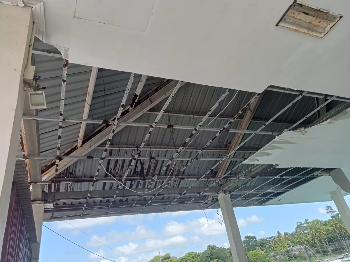 FOTO: Tampak flapon bolong. Ironi Pelabuhan Pamatata Selayar, terminal atas mulai digital tetapi ruang tunggu bawah rusak, kotor, minim kursi, listrik dan toilet. (Dok.Metroselebes.com/Ramli)