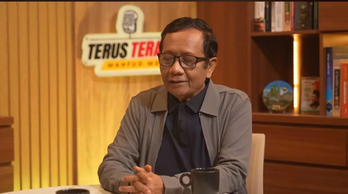 FOTO: Tampak Mahfud MD saat membedah RUU Perampasan Aset di channel YouTube, membaca manuver politik Jokowi, dan memberi catatan keras terhadap pemerintahan Prabowo. (Dok.Tangkapan layar YouTube Mahfud MD)