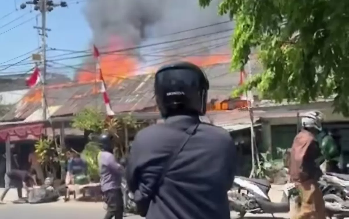 Kebakaran di Asrama TNI Kodam XIV Hasanuddin Makassar menghanguskan 23 rumah dinas dan berdampak pada 26 KK atau 104 jiwa, tanpa korban jiwa. (Dok.Instagram@makassar_info)