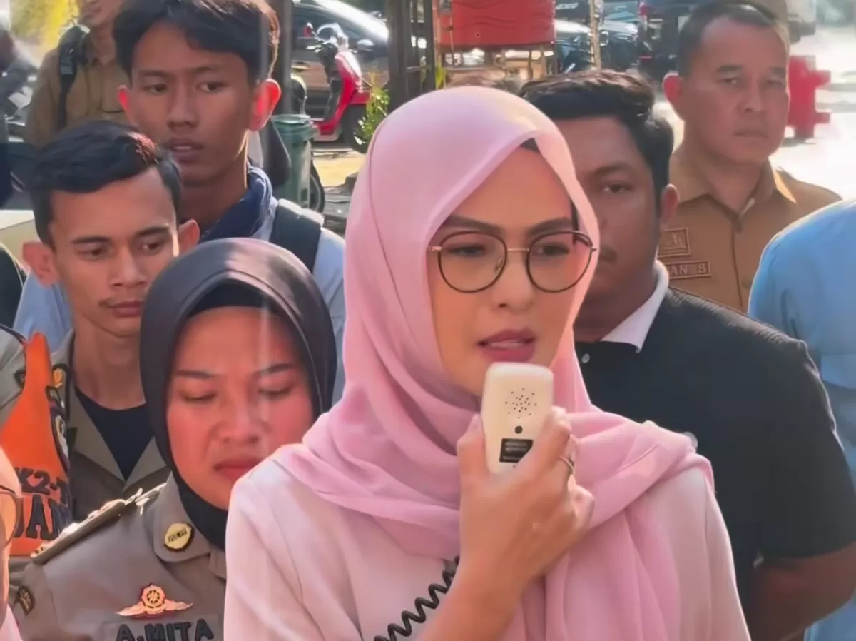 FOTO: Tampak Rachmatika Dewi menyempatkan turun dari rapat paripurna DPRD Sulsel untuk menerima dan mendengarkan aspirasi BEM UNM. (Dok.Instagram@official.rachmatika_dewi)