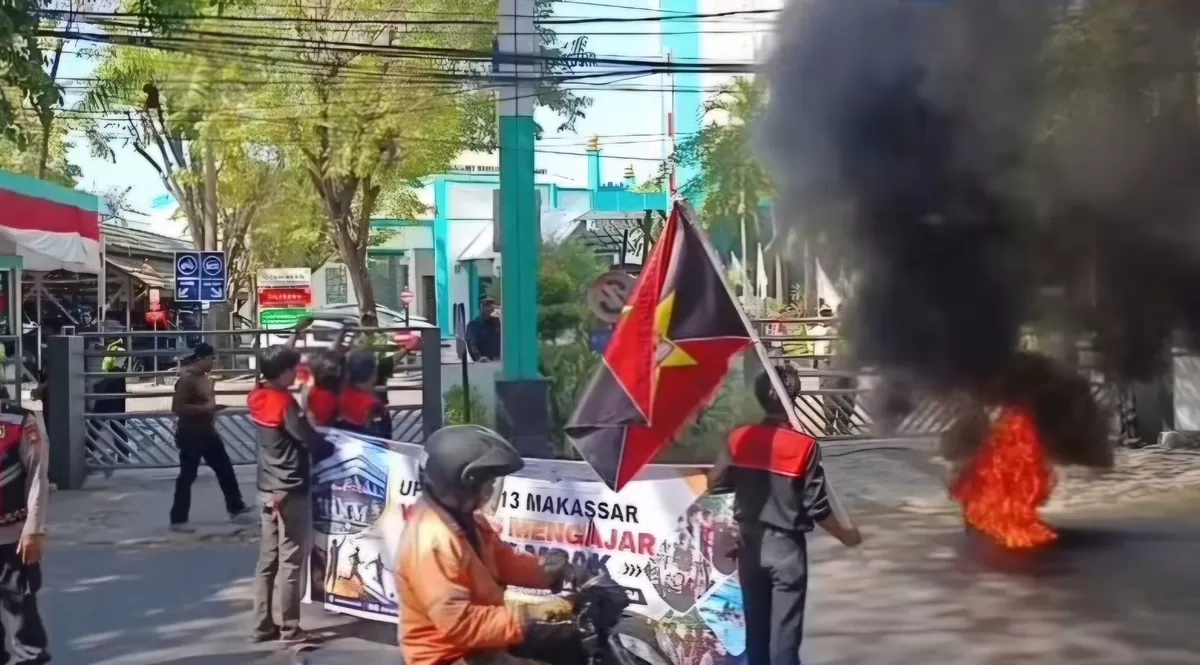 FOTO: Tampak Mahasiswa GAM menggelar aksi di Kantor PLN UID Sulselrabar, Makassar, mendesak pencopotan GM terkait pemadaman listrik bergilir. (Dok.Instagram@losari post)