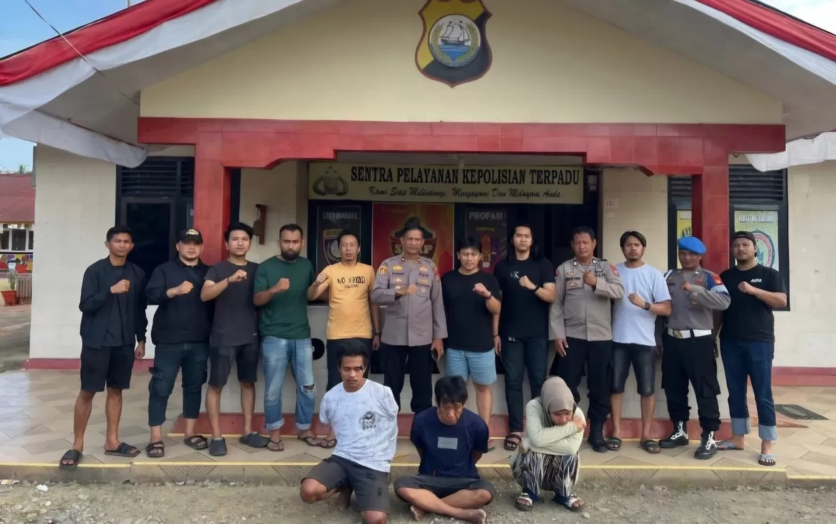 FOTO: Tampak tiga terduga pembobol gedung walet di Luwu ditangkap di Wajo. Polisi mengamankan HP, mobil, dan memburu satu DPO. (Dok.Instagram@polresluwu_official)
