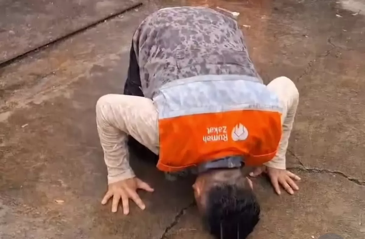 FOTO: Tampak pejuang karhutla sujud syukur. Hujan deras mengguyur sejumlah wilayah Kalimantan setelah OMC, membantu meredakan karhutla dan asap. (Dok.Threads@rumahzakatkalbar)
