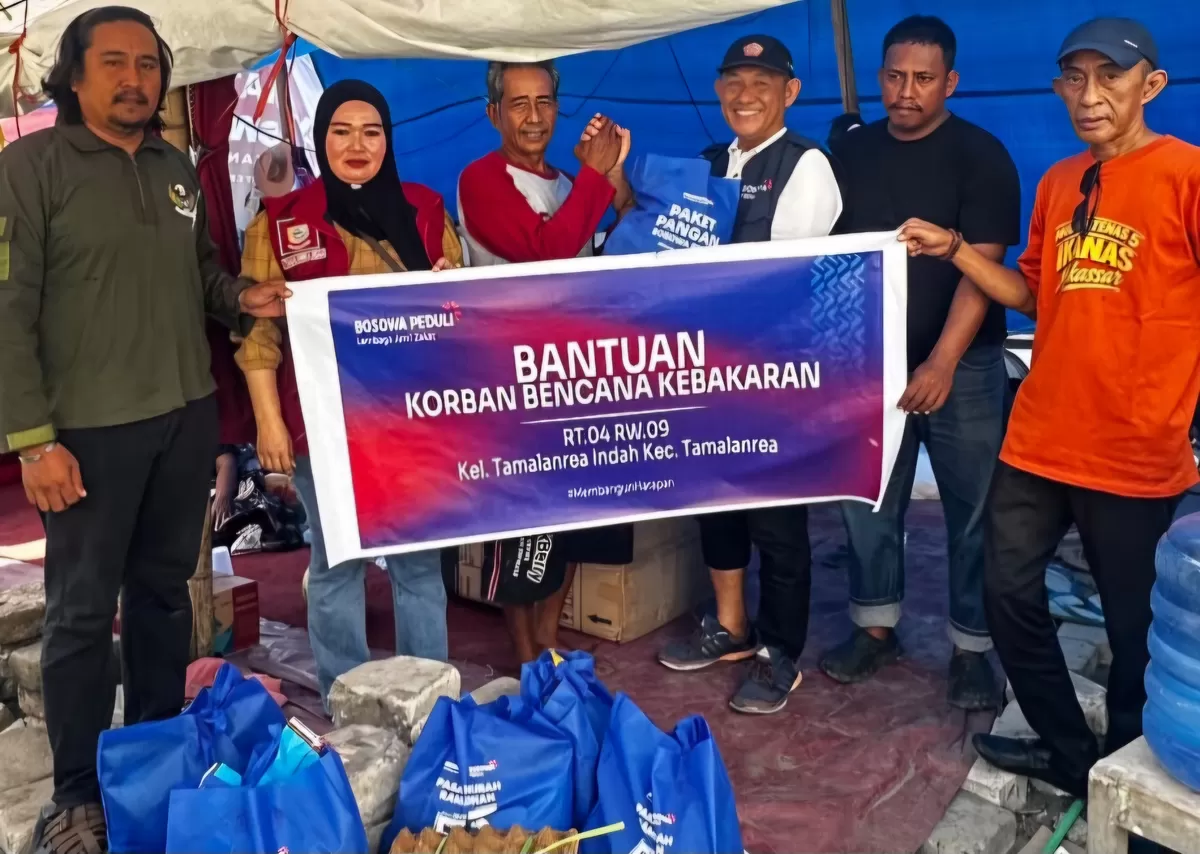 Bosowa Peduli bersama IKA SMA Irnas dan URC Kera-Kera menyerahkan bantuan sembako dan telur kepada korban kebakaran di Tamalanrea Indah. (MetroSelebes.com/Udin)