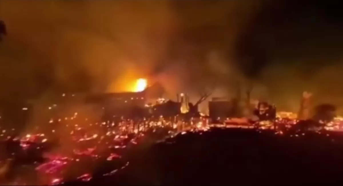 FOTO: Tampak kebakaran pasar di Paniai, menewaskan 11 orang, termasuk enam anak, menghanguskan puluhan rumah dan kios serta membuat 148 warga mengungsi. (Dok.Metroselebes.com/Amon)