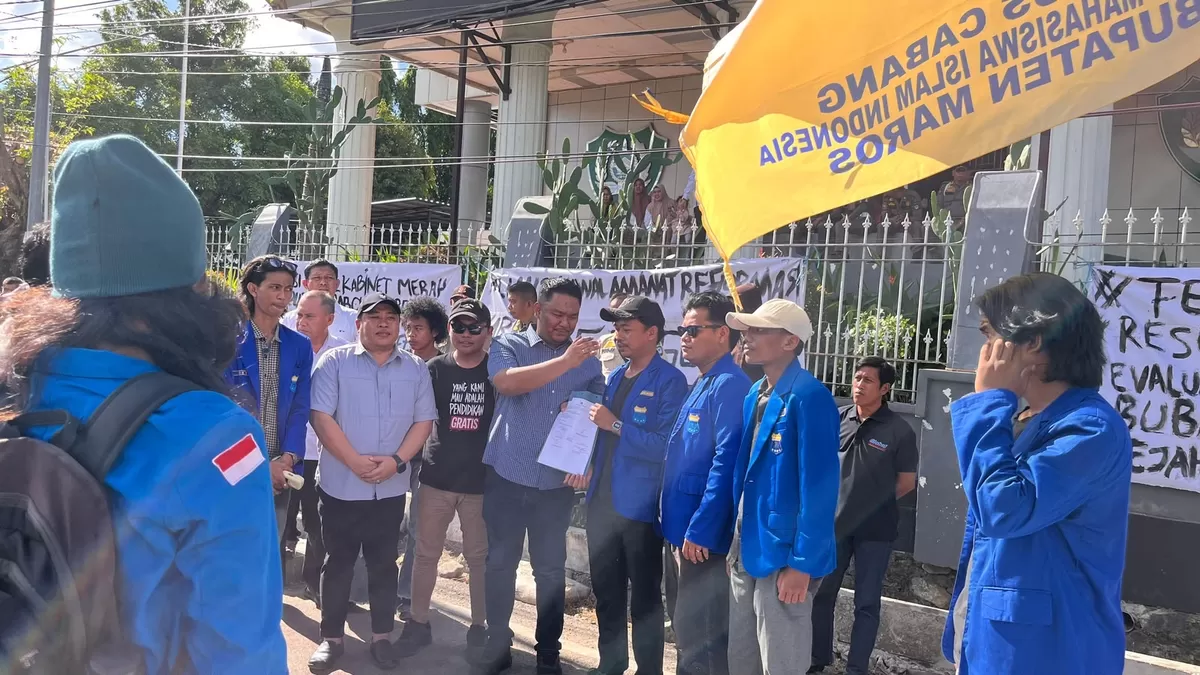 FOTO: Tampak massa PMII Maros soroti studi tiru DPRD di tengah persoalan air bersih warga pesisir dan desak transparansi serta tindak lanjut kegiatan tersebut. (Dok.PMII Maros)