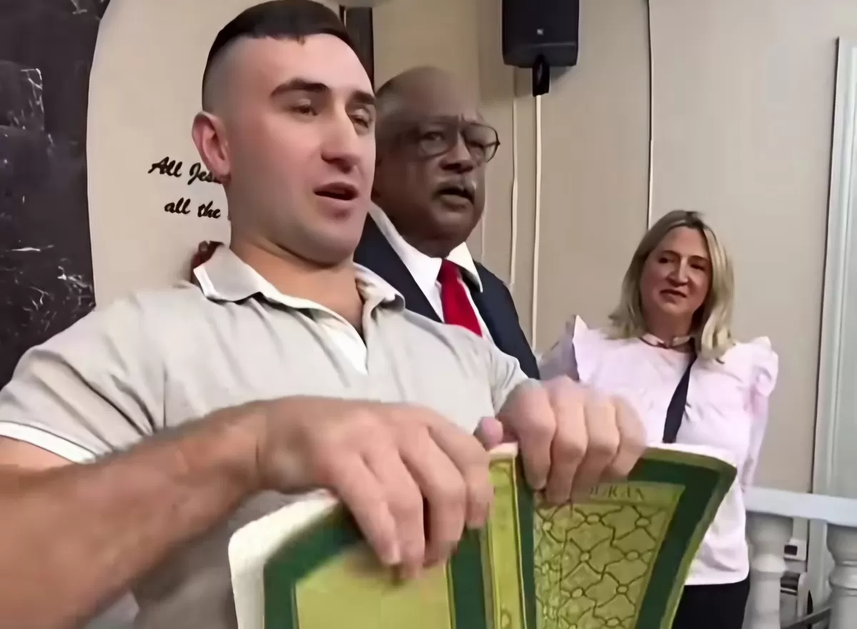 Aktivis sayap kanan Jake Lang merobek Al-Qur&rsquo;an di gereja Harlem, New York, memicu kecaman dan perdebatan soal kebebasan berekspresi. (Dok. Instagram@feovle)