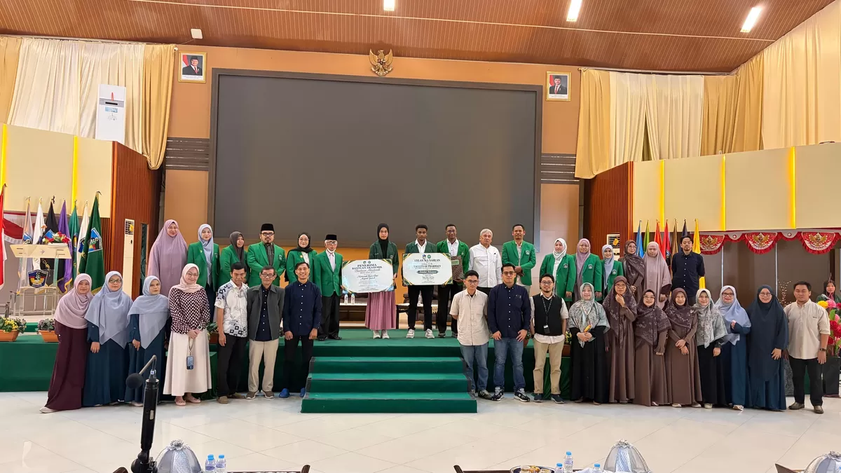 Civitas akademika Fakultas Farmasi UMI berfoto bersama Abdallah Mohammed, mahasiswa internasional asal Sudan, dalam Studium Generale 2026. (Foto: Istimewa) (Ali Haydar)