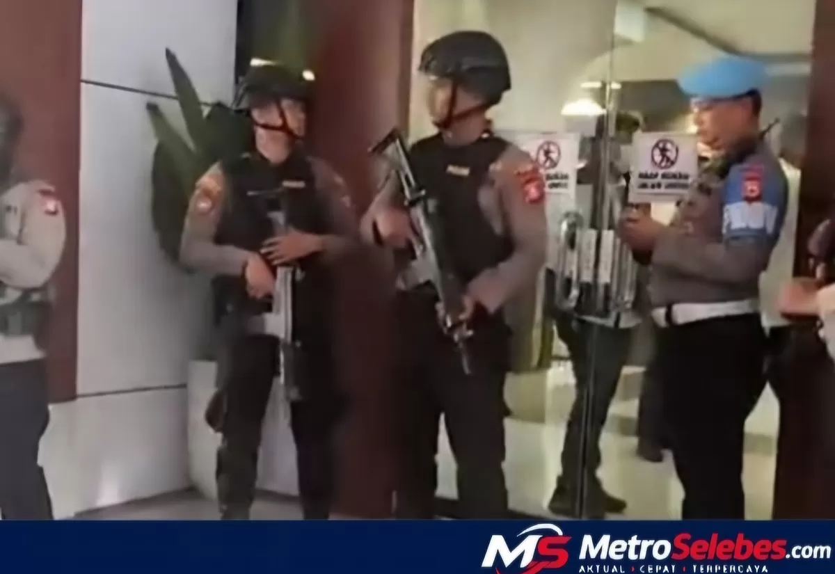 Tim gabungan Polri dan Polda Sulsel menggeledah Kantor Bupati serta Rujab Bupati Gowa terkait dugaan pungli dan gratifikasi PBG-SLF. (Dok.Instagram@tribuntimurdotcom)