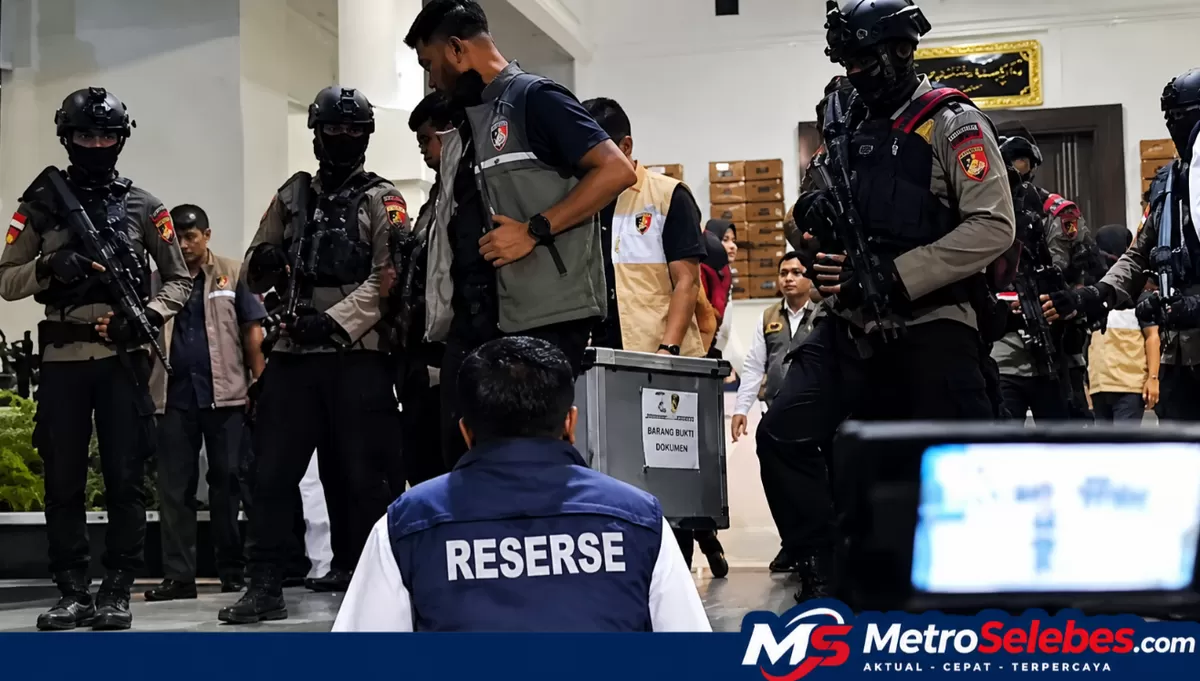 Polisi menggeledah Kantor dan Rujab Bupati Gowa hampir 5 jam serta membawa satu peti dokumen terkait dugaan pungli dan gratifikasi izin PBG. (Dok.Metroselebes.com/Ramli)