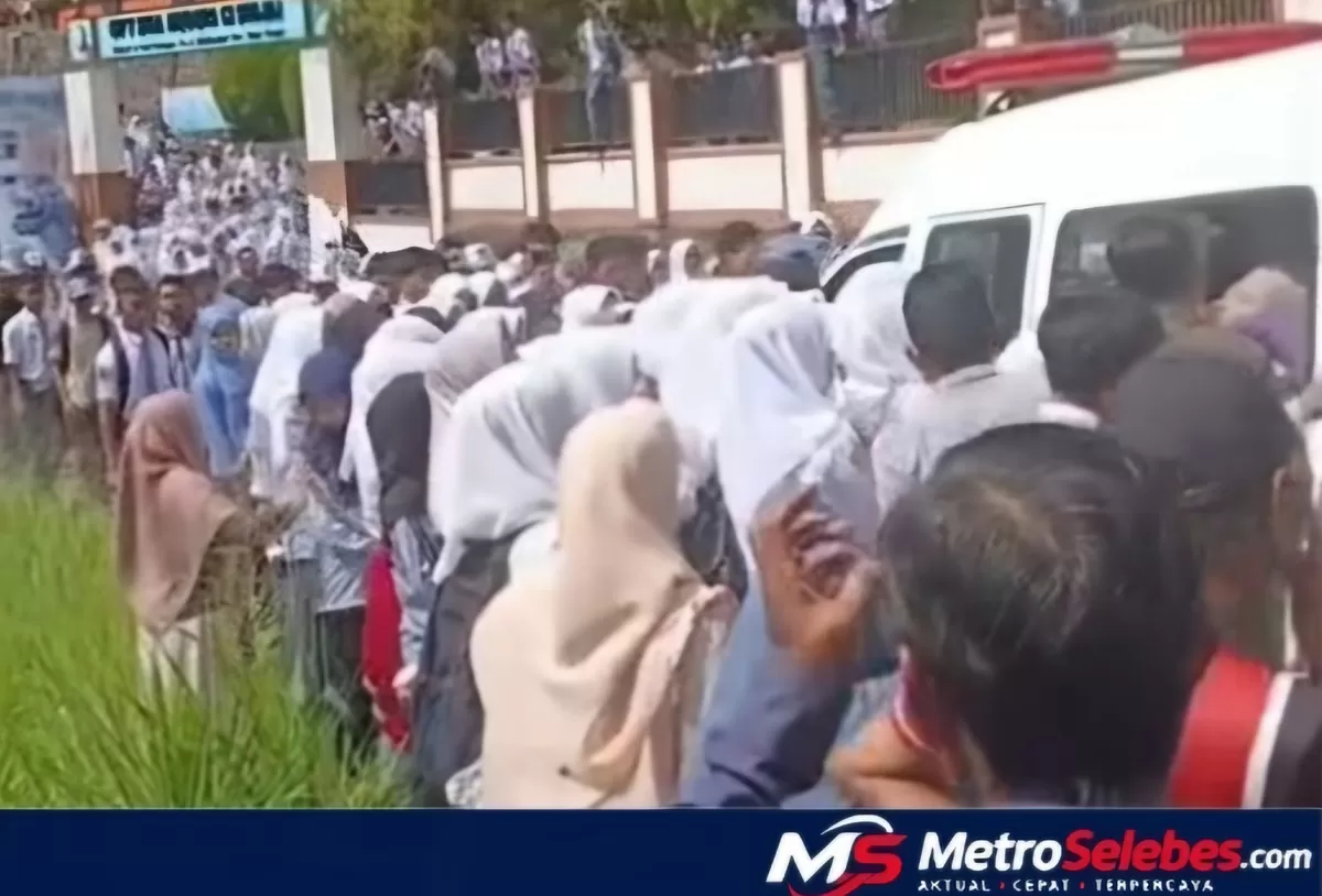 Ratusan siswa dan guru UPT SMAN 13 Sinjai menangis saat ambulans membawa jenazah Putri Olivia melintas di depan sekolah menuju rumah duka. (Dok.Instagram@Sinjai Update) 