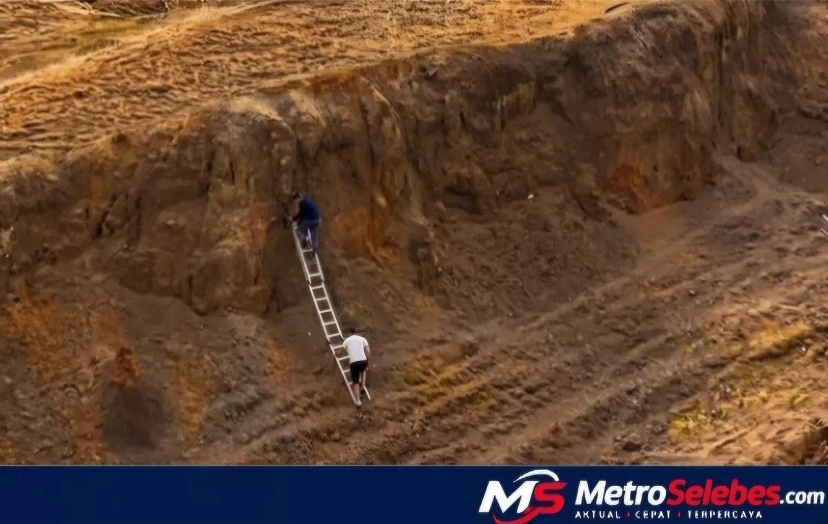 FOTO: Tampak pekerja menuruni tangga. Mata bor patah di kedalaman 4&ndash;5 meter saat penelitian Formasi Durupinar yang dikaitkan dengan Bahtera Nabi Nuh. Sains masih menguji temuan. (Dok.net2netnews) 