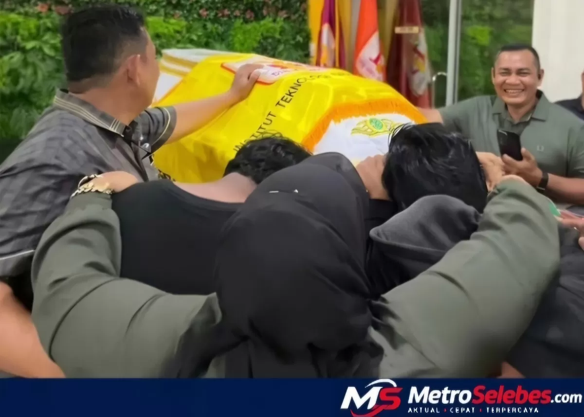 Tampak jenazah Wakil Rektor II ITB Indonesia Kabanjahe Asprina Br Surbakti ditemukan meninggal di rumahnya. Mobil korban hilang dan polisi memeriksa CCTV. (Dok.Instagram@itb_indonesia)