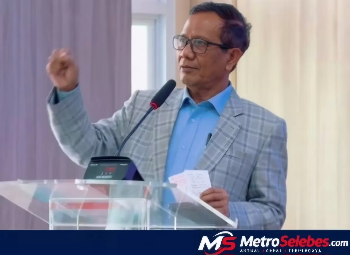 Mahfud MD menegaskan kasus dugaan korupsi Lukas Enembe bukan rekayasa politik, sementara KPK memastikan proses hukum tetap berjalan. (Dok.Instagram@mohmahfudmd)