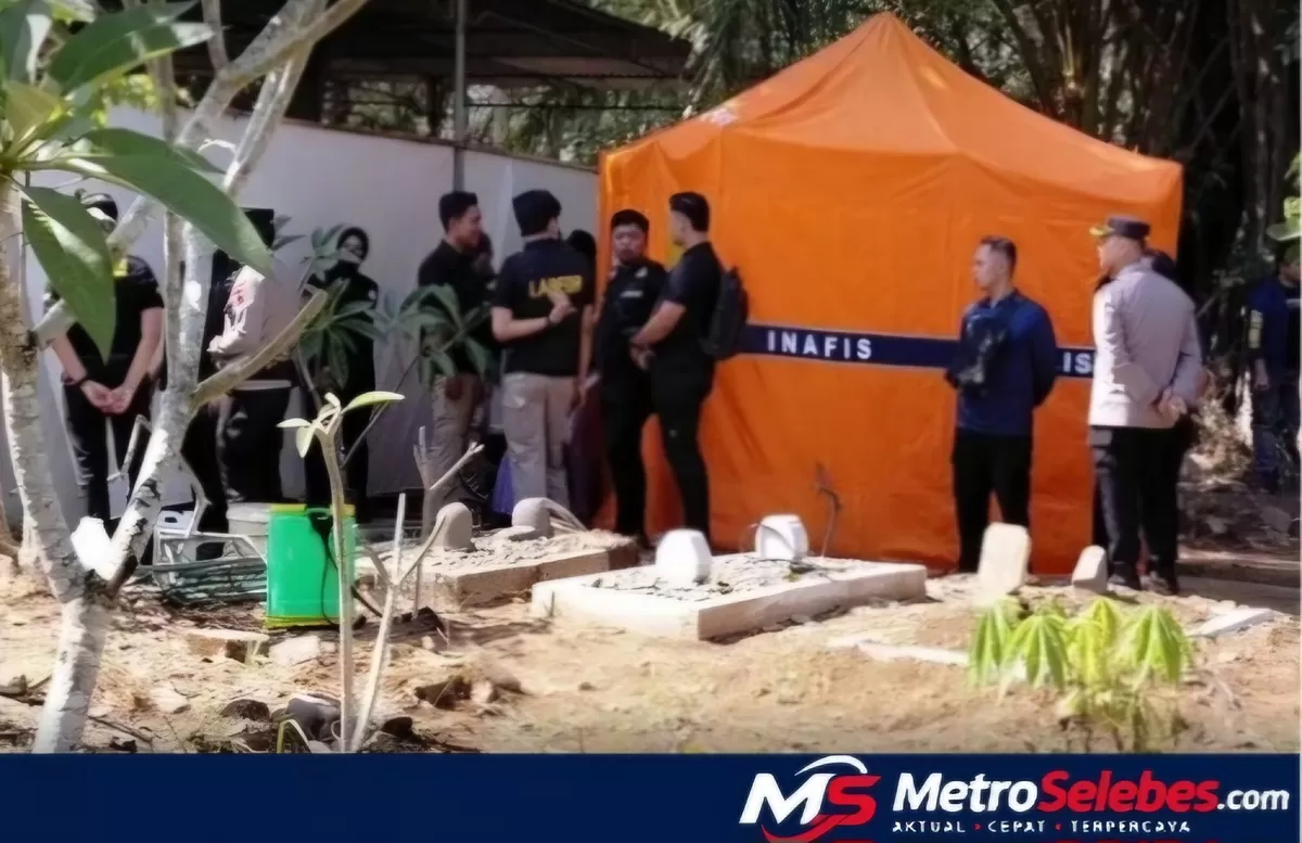 FOTO: Suasana pembongkaran makam Sutrimo. Hasil ekshumasi Sutrimo tidak menemukan racun dan tanda kekerasan, tetapi mengungkap penyempitan pembuluh jantung hingga 75 persen. (Dok.Instagram@kanal_bareng)