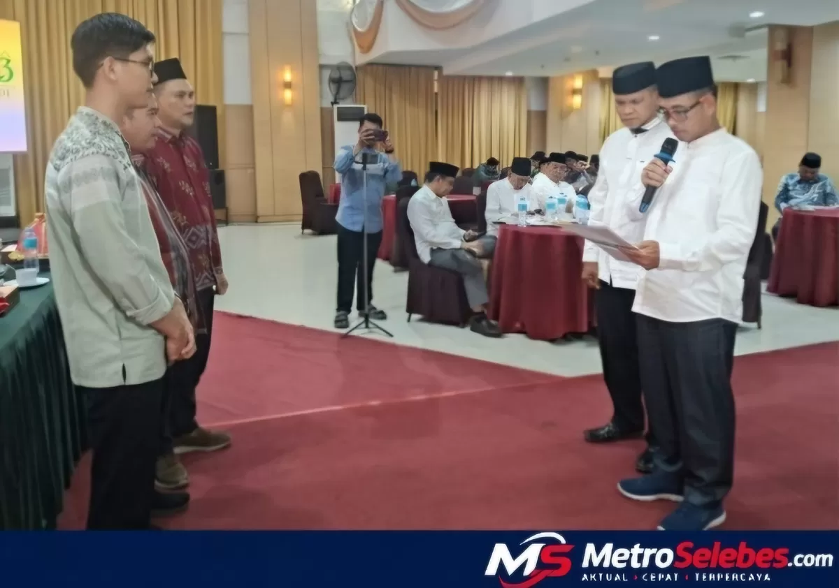 FOTO: Tampak Hasan Pinang melantik Pengurus Alumni DDI UIN Alauddin Makassar periode 2026&ndash;2031. (Dok.DDI Sulsel)