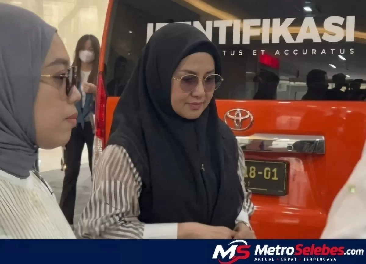 FOTO: Tampak Bupati Gowa Sitti Husniah Talenrang didampingi pengacara saat tiba di Mabes Polri untuk memenuhi panggilan pemeriksaan Kortastipidkor Polri, Kamis (1/10/2026). (Dok.Istimewa)